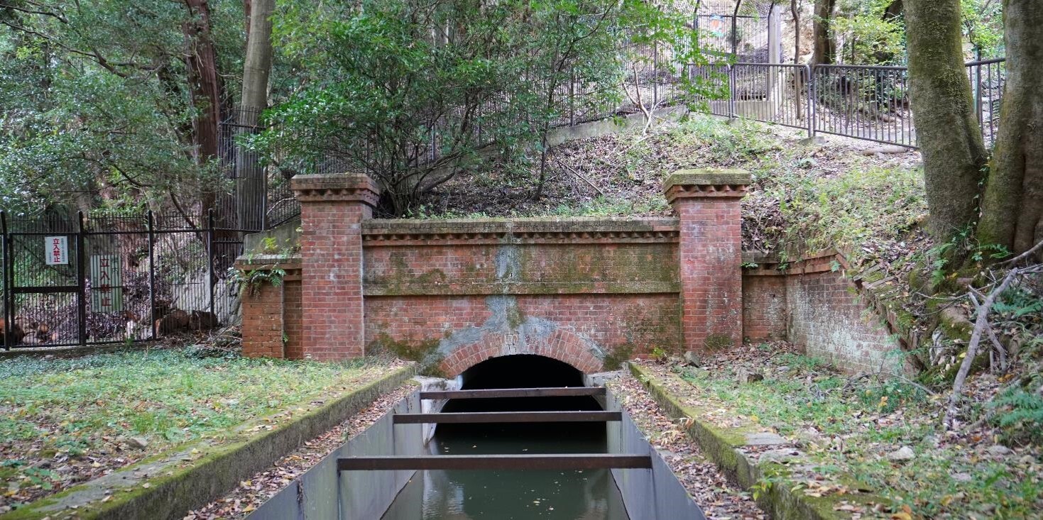 【⑫第五隧道】
<br>疏水分線の南禅寺水路閣の下流に設けられた隧道。煉瓦造によって意匠を施した出入口部分を見ることができる。
<br>※撮影：文化庁
