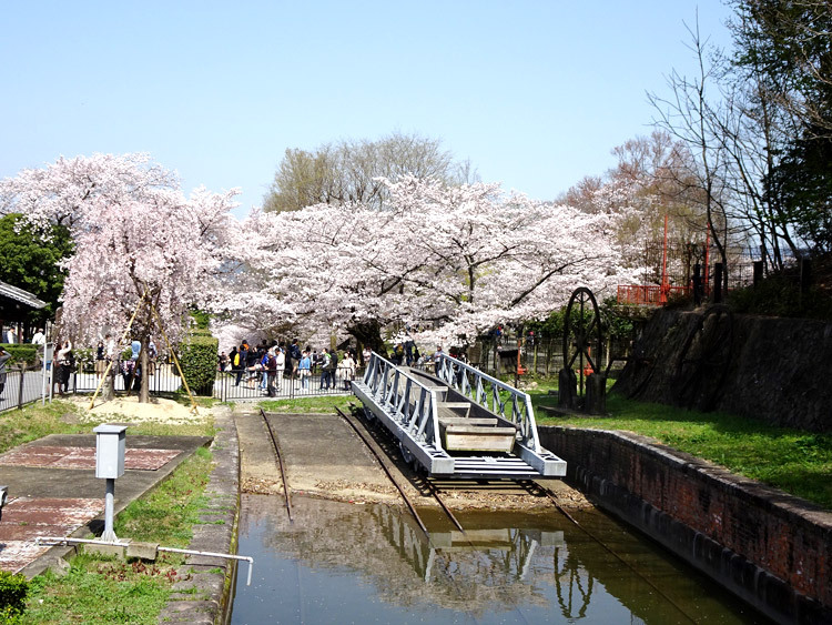 Keage Incline today.
<br>A boat and trolley are preserved as they were