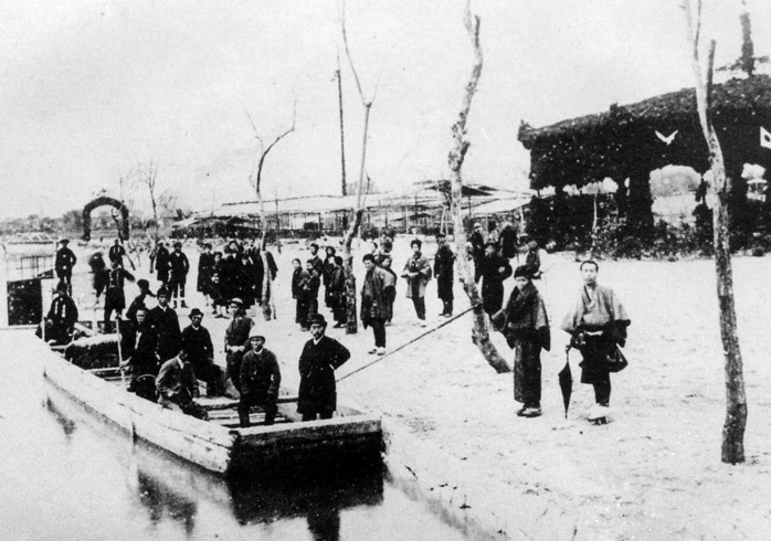 聚集在竣工典礼上的人们<br>明治23年(1890年) 4月9日<br>出自：《琵琶湖疏水工程图谱》(明治24 年(1891年))